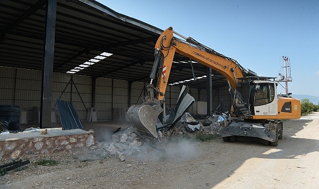 Tarım arazisine inşa edilen kaçak depo yıkıldı