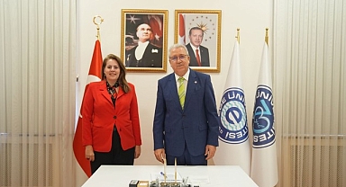 Egeli araştırmacıların ürettiği ‘Sağlıkta Güvenli İlaç Hazırlama Önlüğü’ faydalı model belgesi aldı