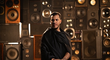 Ozan Kartal’dan geleneksel ritimlere modern yorum: ‘Zeibeck In The Desert’ yayında!