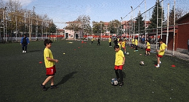 Başkan Altay: “28 İlçemizde Kış Spor Okulumuza Katılan 13 Bin Öğrencimize Başarılar Diliyorum”