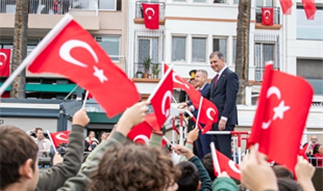 İzmir’de Cumhuriyet coşkusu meydanlara sığmadı